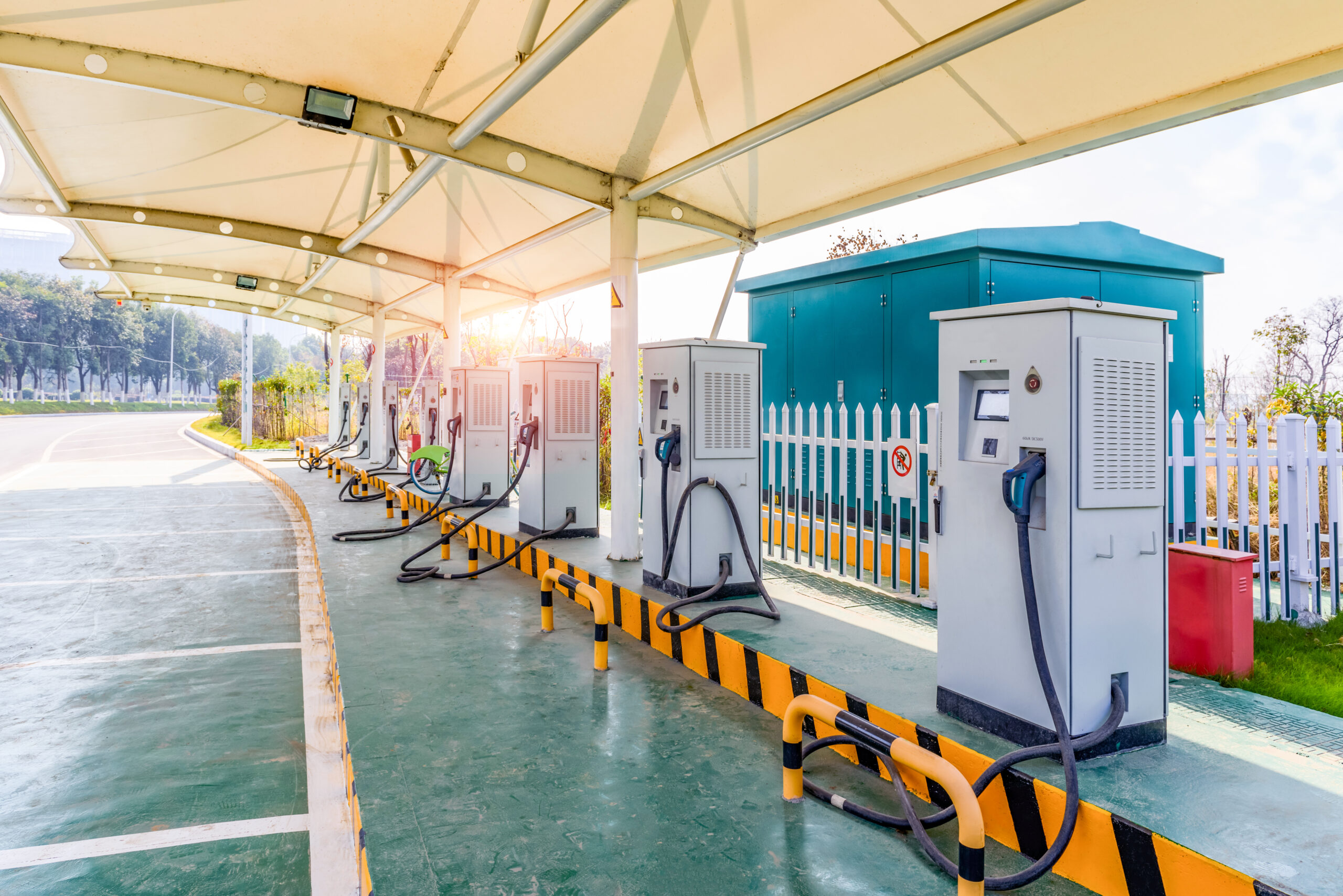 EV急速充電器投資は節税になる？｜即時償却の条件・利回りと契約リスクの詳細