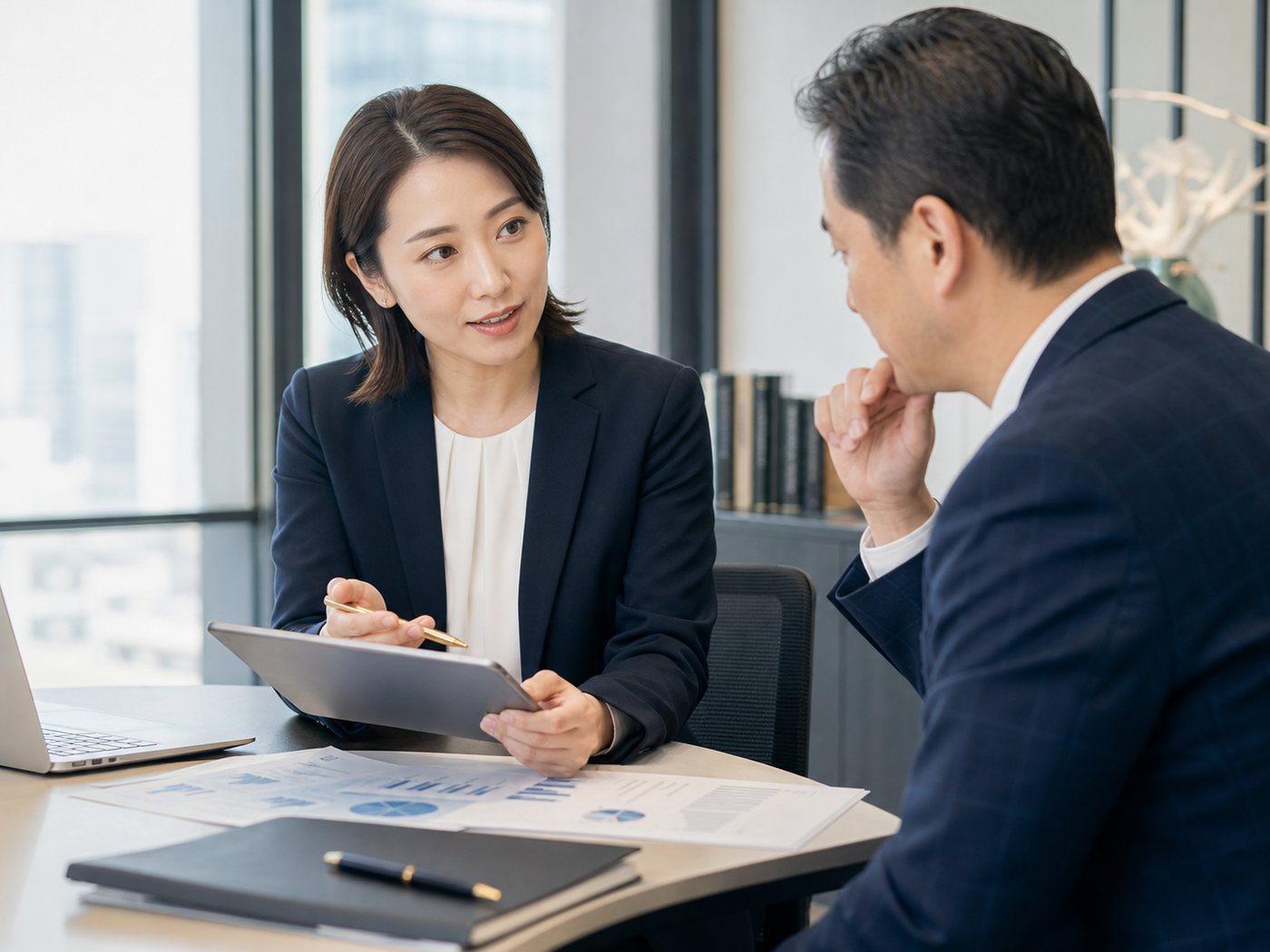 オペレーティングリース節税の案件資料とシミュレーションを確認するイメージ