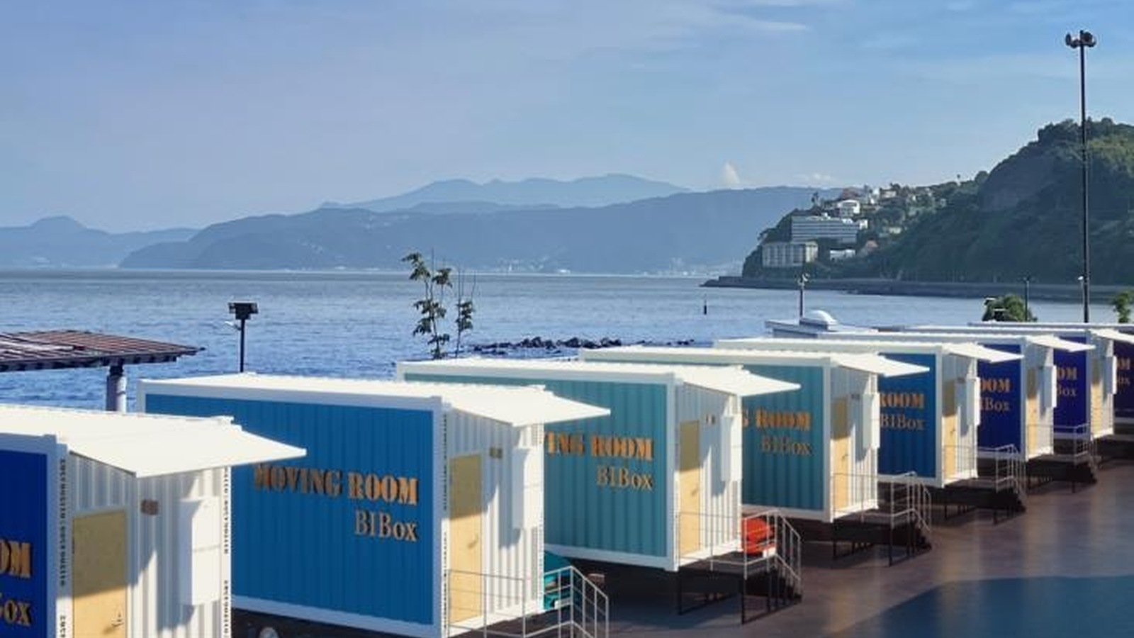 トレーラーハウス投資の海沿いに並ぶ宿泊型トレーラーハウスイメージ
